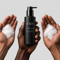 EXIA avec mains et mousse sur fond gris perle