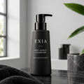 EXIA Mat Shield Hydrator dans une salle de bain au fond gris pâle