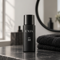 Soin solaire EXIA SPF 30 dans une salle de bain au fond gris pâle